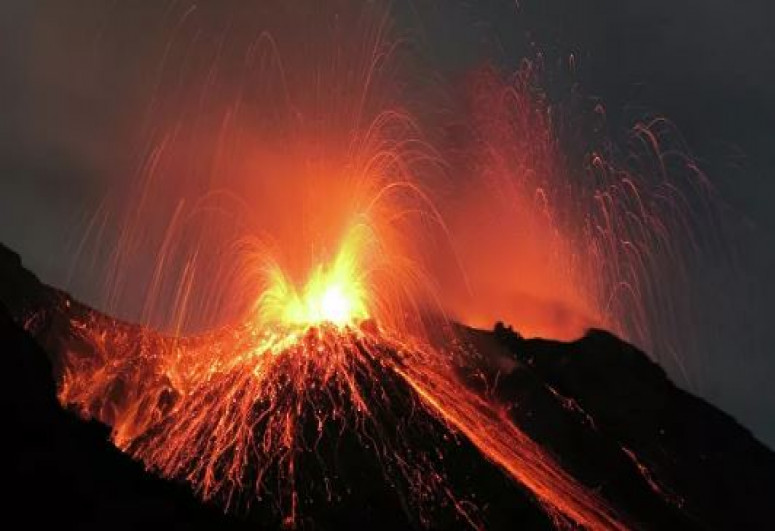 İtaliyada Stromboli və Etna vulkanları püskürüb