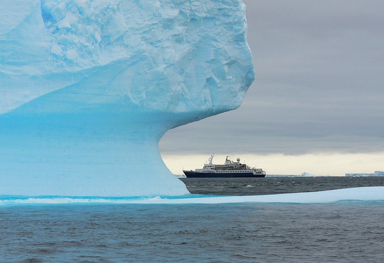 Antarktida, nəhəng buz dağı