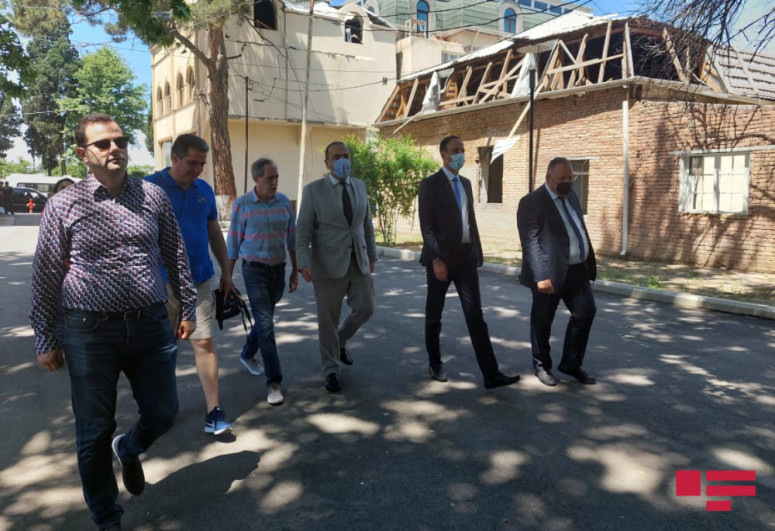 Французские журналисты посетили территорию в Гяндже, подвергшуюся обстрелу со стороны Армении-ФОТО 