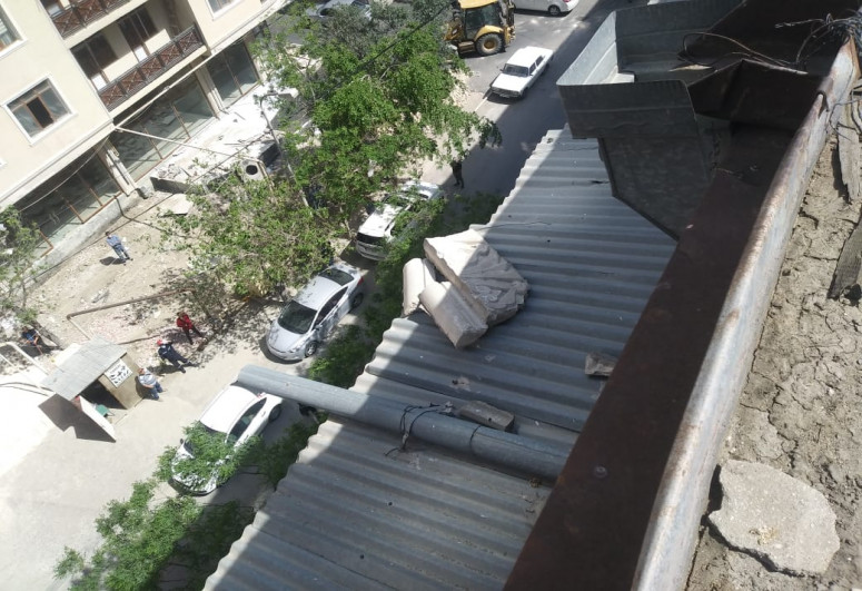 МЧС: Угроза в пятиэтажном доме в Баку устранена