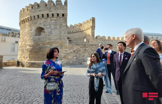 Britaniyalı nazirin iştirakı ilə İçərişəhərdə sərgi