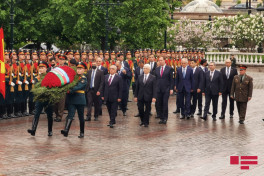 Baş nazir Əli Əsədov Moskvada Naməlum əsgərin məzarını ziyarət edərkən