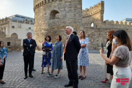 Britaniyalı nazirin iştirakı ilə İçərişəhərdə sərgi