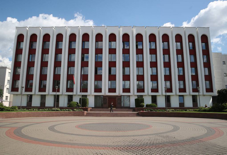 Минск потребовал от всех сотрудников посольства Латвии покинуть Беларусь