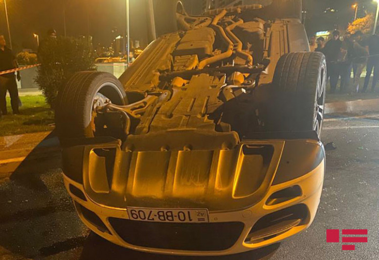 В Баку перевернулся Porsche, тяжело ранена женщина-ФОТО 