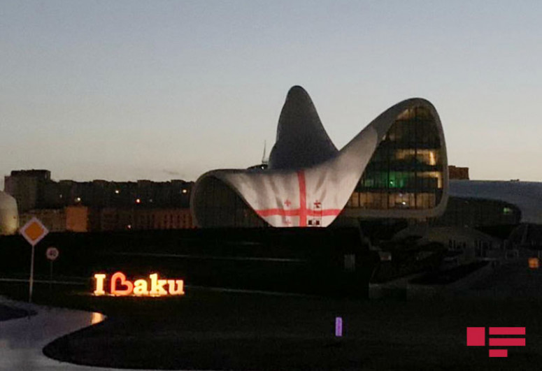 Heydər Əliyev Mərkəzinin binası üzərində Gürcüstanın dövlət bayrağı videoproyeksiya olunub