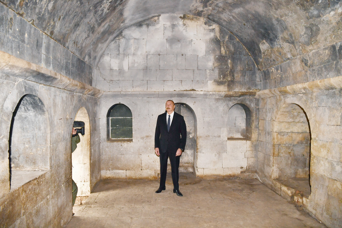 Президент Ильхам Алиев побывал в дворцовом комплексе, где расположен дворец Панахали хана в Агдаме-ОБНОВЛЕНО 