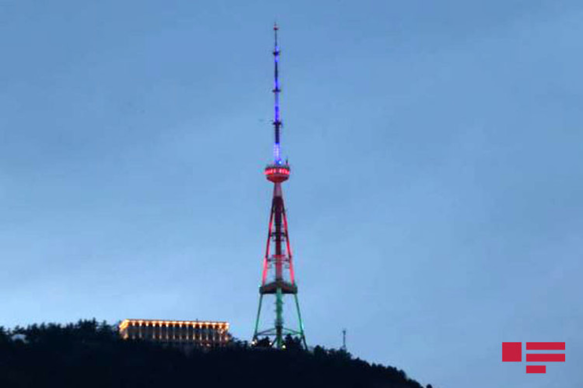 Tbilisidə televiziya qülləsi və Sakrebulo binası Azərbaycan bayrağının rəngləri ilə işıqlandırılıb  - FOTO 
