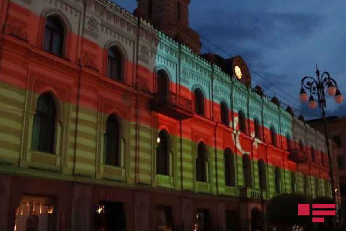 Tbilisidə televiziya qülləsi və Sakrebulo binası Azərbaycan bayrağının rəngləri ilə işıqlandırılıb  - FOTO 