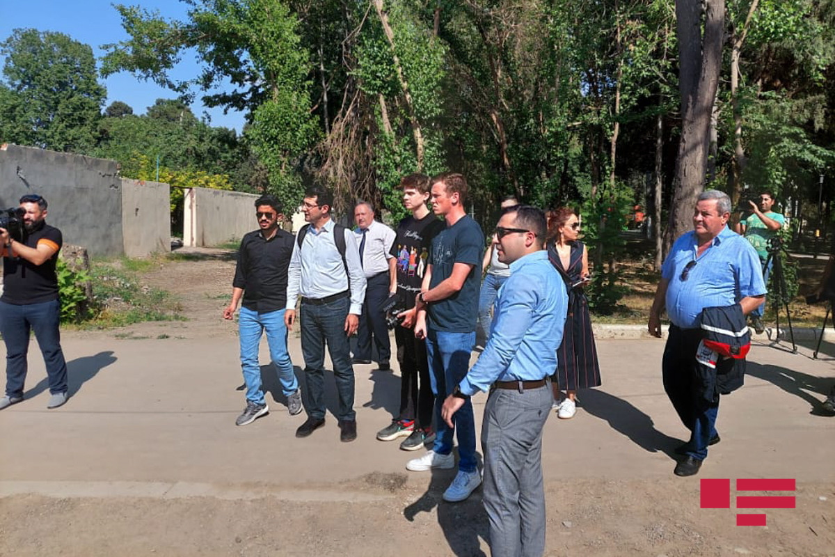 Иностранные блогеры посетили территорию в Гяндже, подвергшуюся ракетному обстрелу армянской армии-ФОТО 