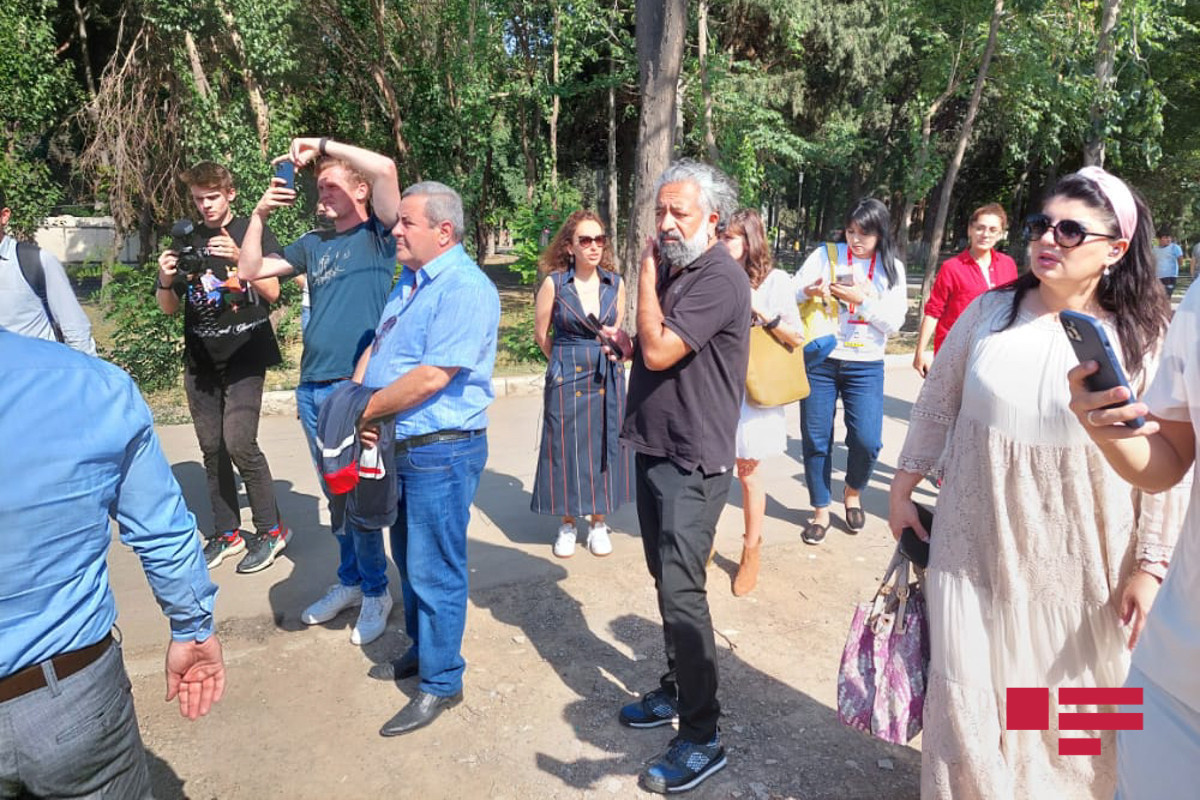 Иностранные блогеры посетили территорию в Гяндже, подвергшуюся ракетному обстрелу армянской армии-ФОТО 