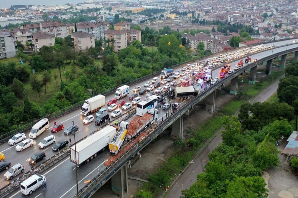 Türkiyədə 21 avtomobil toqquşub, 20 nəfər yaralanıb
