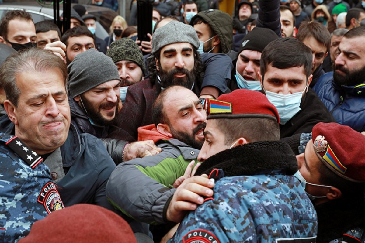 Родственники пропавших без вести армянских военнослужащих перекрыли улицу в центре Еревана