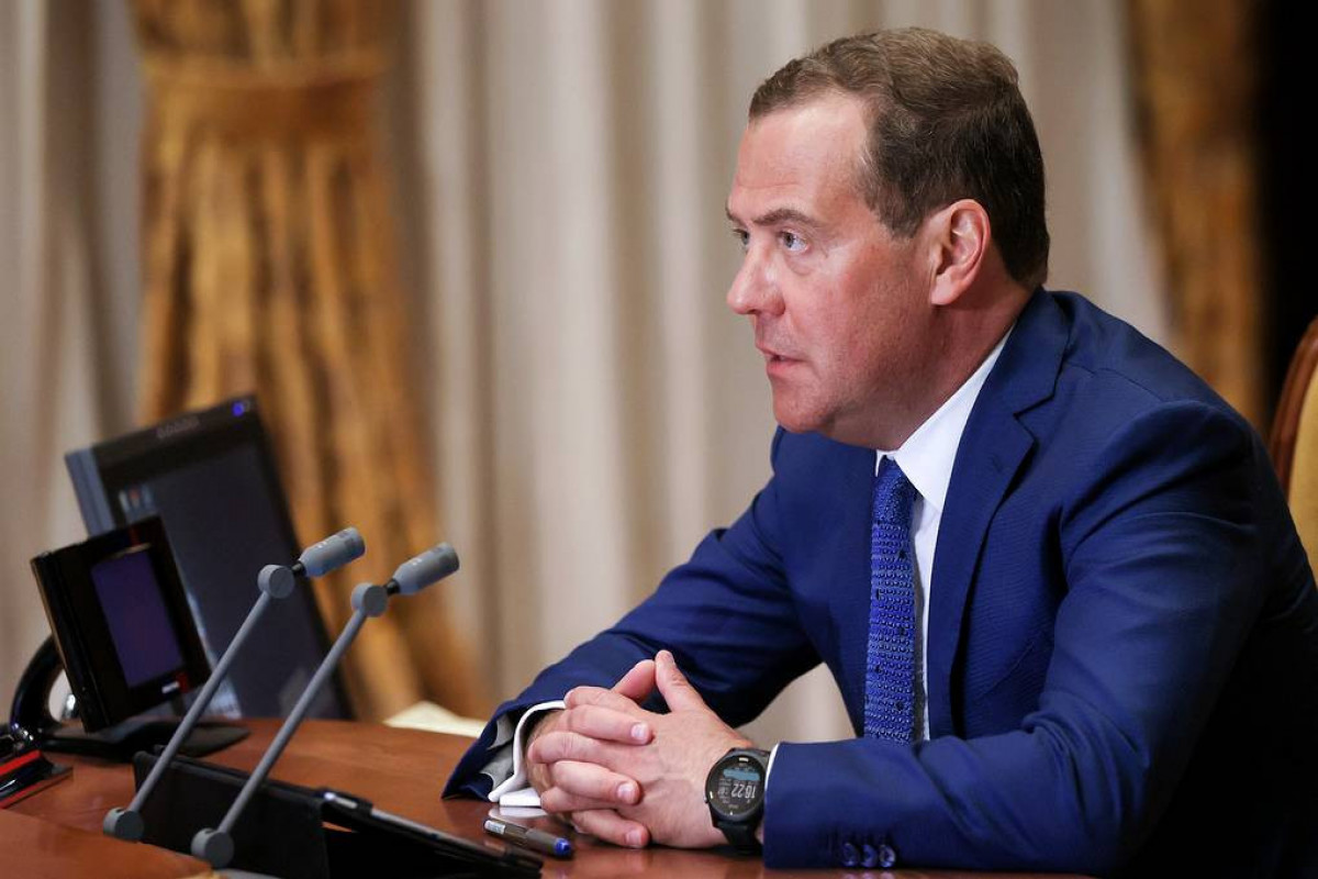 Medvedev: “Koronavirus bəşəriyyətdə uzun müddət qalacaq” 