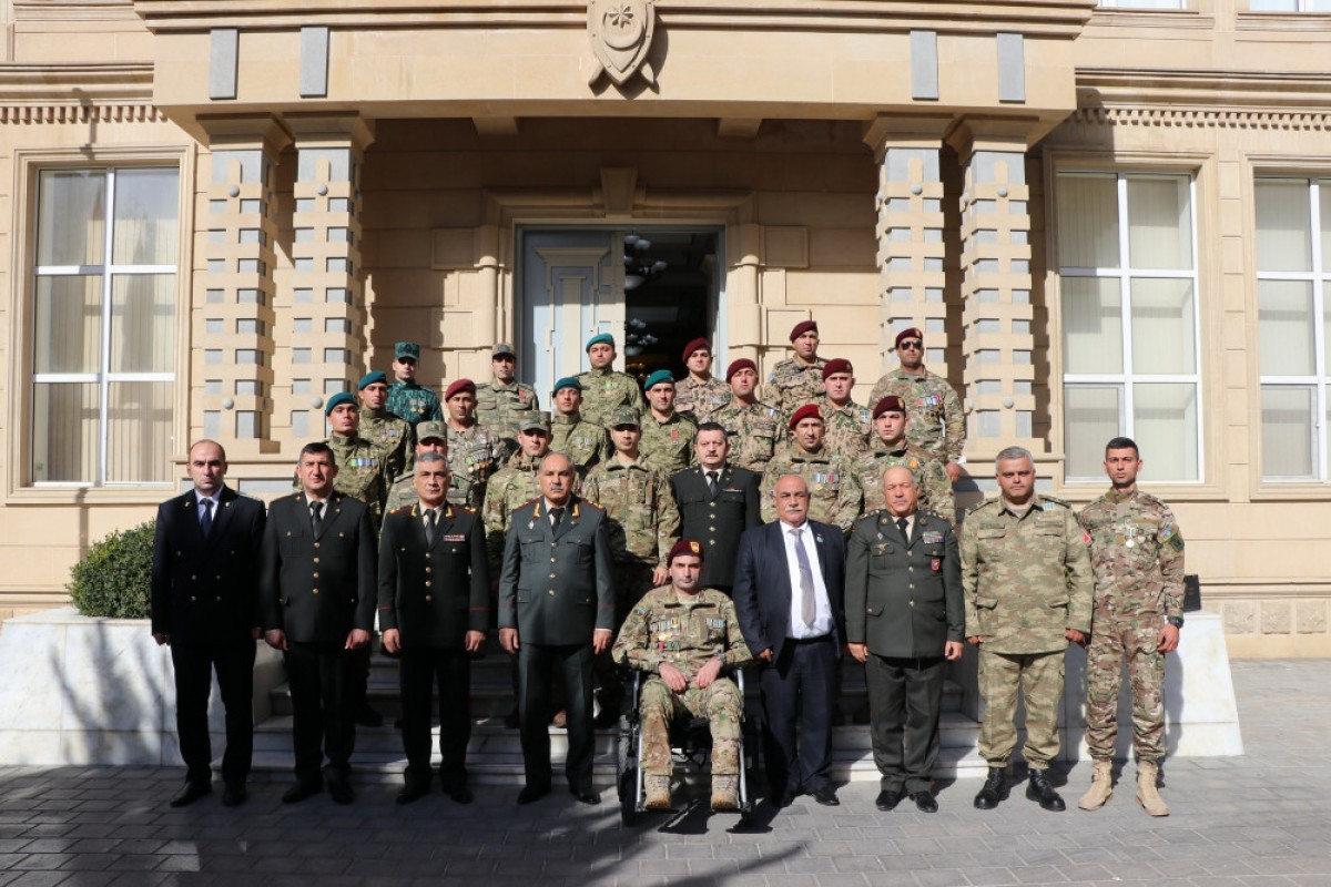 Xanlar Vəliyev Vətən müharibəsində iştirak etmiş hərbi qulluqçuları və qazilərlə görüşüb