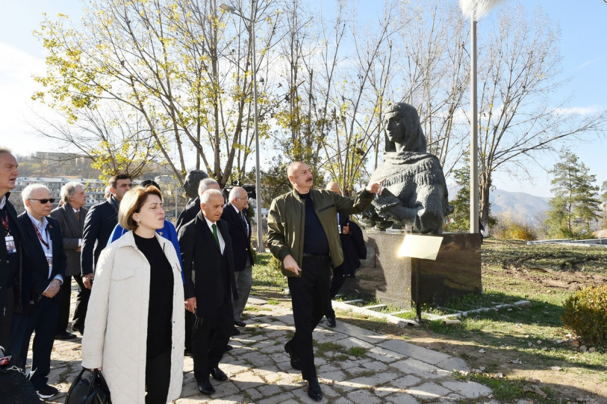 President Ilham Aliyev and First Lady Mehriban Aliyeva talked to 8th Global Baku Forum`s participants who visited Shusha-PHOTO 
