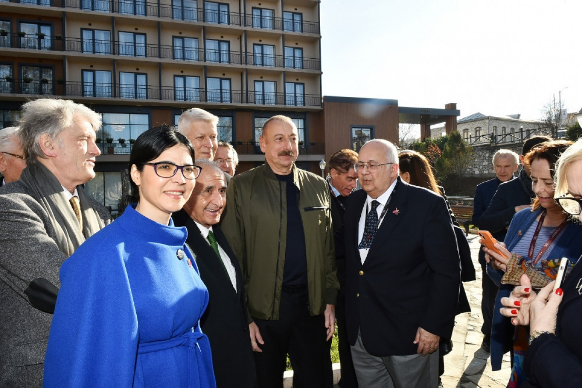 President Ilham Aliyev and First Lady Mehriban Aliyeva talked to 8th Global Baku Forum`s participants who visited Shusha-PHOTO 