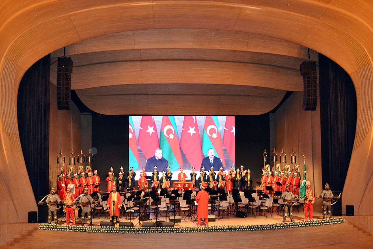 Турецкий ансамбль «Мехтеран» выступил на концерте по случаю Дня Победы-