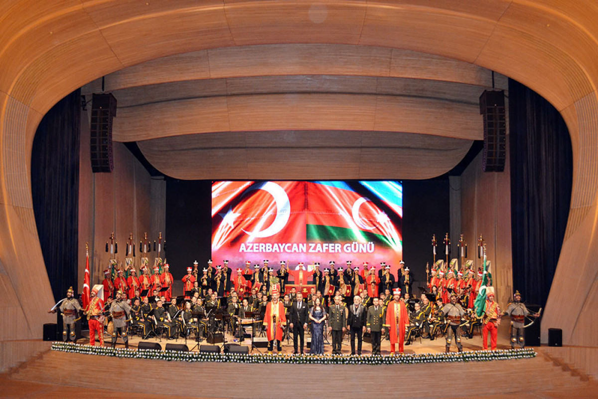Турецкий ансамбль «Мехтеран» выступил на концерте по случаю Дня Победы-