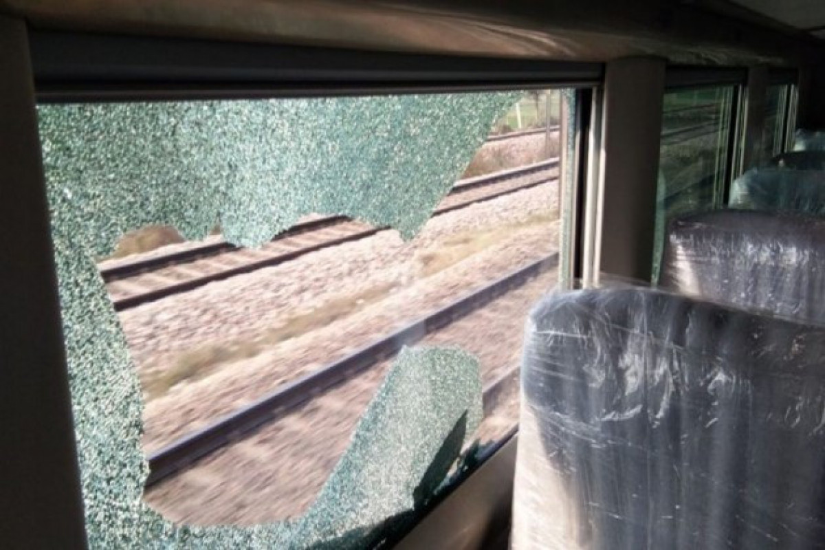 Задержан 10-летний ребенок, разбивший камнем стекла поезда Баку-Сумгайыт