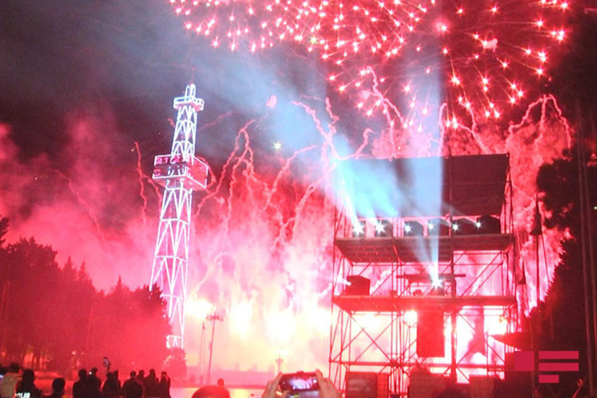 Продемонстрирована видеопроекция, посвященная Дню Победы, в Шуше и Баку состоялся салют-ВИДЕО 
