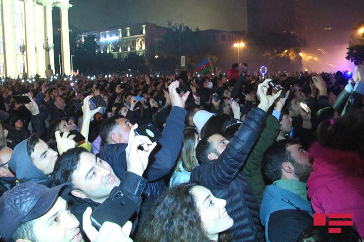 Продемонстрирована видеопроекция, посвященная Дню Победы, в Шуше и Баку состоялся салют-ВИДЕО 