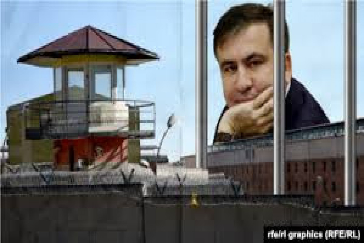 Saakaşvili penitensiar tibb müəssisəsinə köçürüldükdən sonra döyüldüyünü deyib