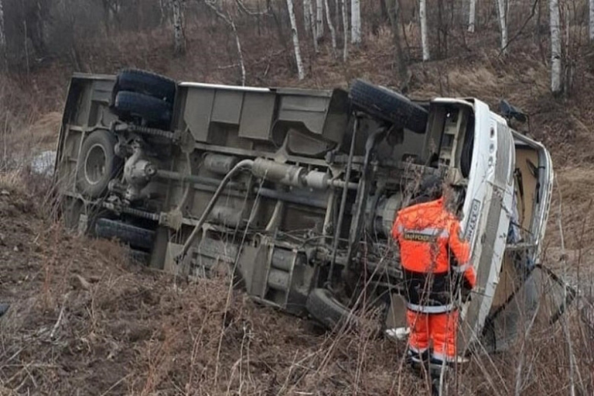 Rusiyada içərisində 25 sərnişin olan sərnişin avtobusu aşıb, yaralılar var