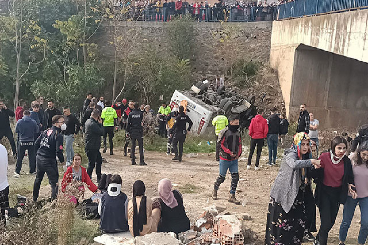 Türkiyədə mikroavtobus dərəyə aşıb, 2 nəfər ölüb, 20 nəfər yaralanıb - YENİLƏNİB 