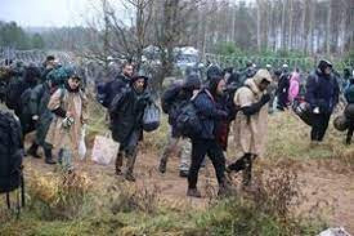 Hundreds of migrants stuck at Poland-Belarus border, more clashes feared