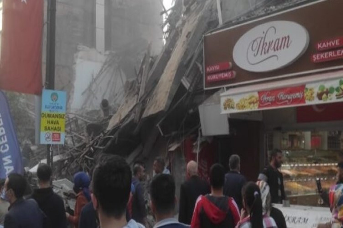 В Турции обрушилось двухэтажное здание, есть пострадавшие