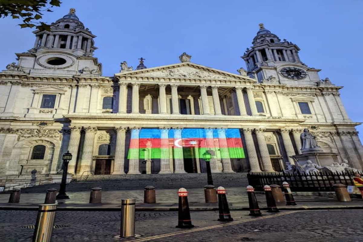На центральных улицах Лондона спроецированы флаг Азербайджана и харыбюльбюль 