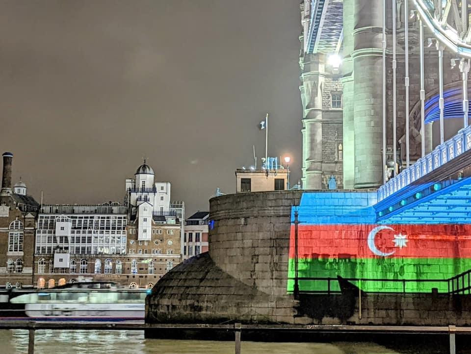 Londonun mərkəzi küçələrində Azərbaycan bayrağı və Xarı bülbül simvolları işıqlı proyeksiya ilə əks etdirilib