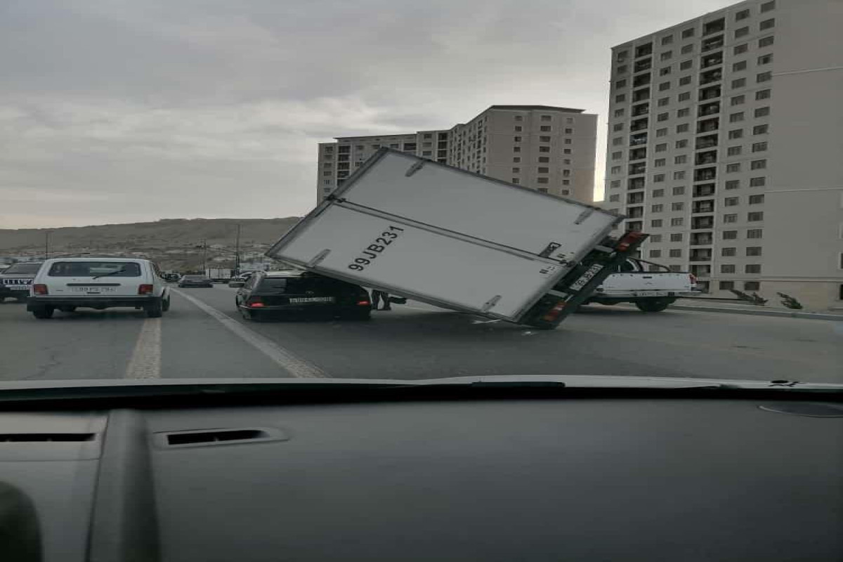 В Баку сильный ветер опрокинул грузовик