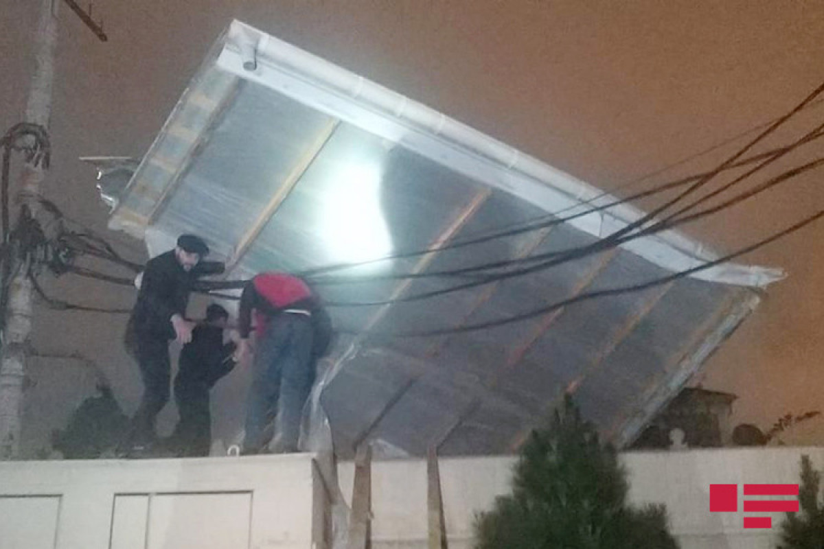В Баку сорванная ветром крыша обесточила дома на всей улице  -ФОТО 