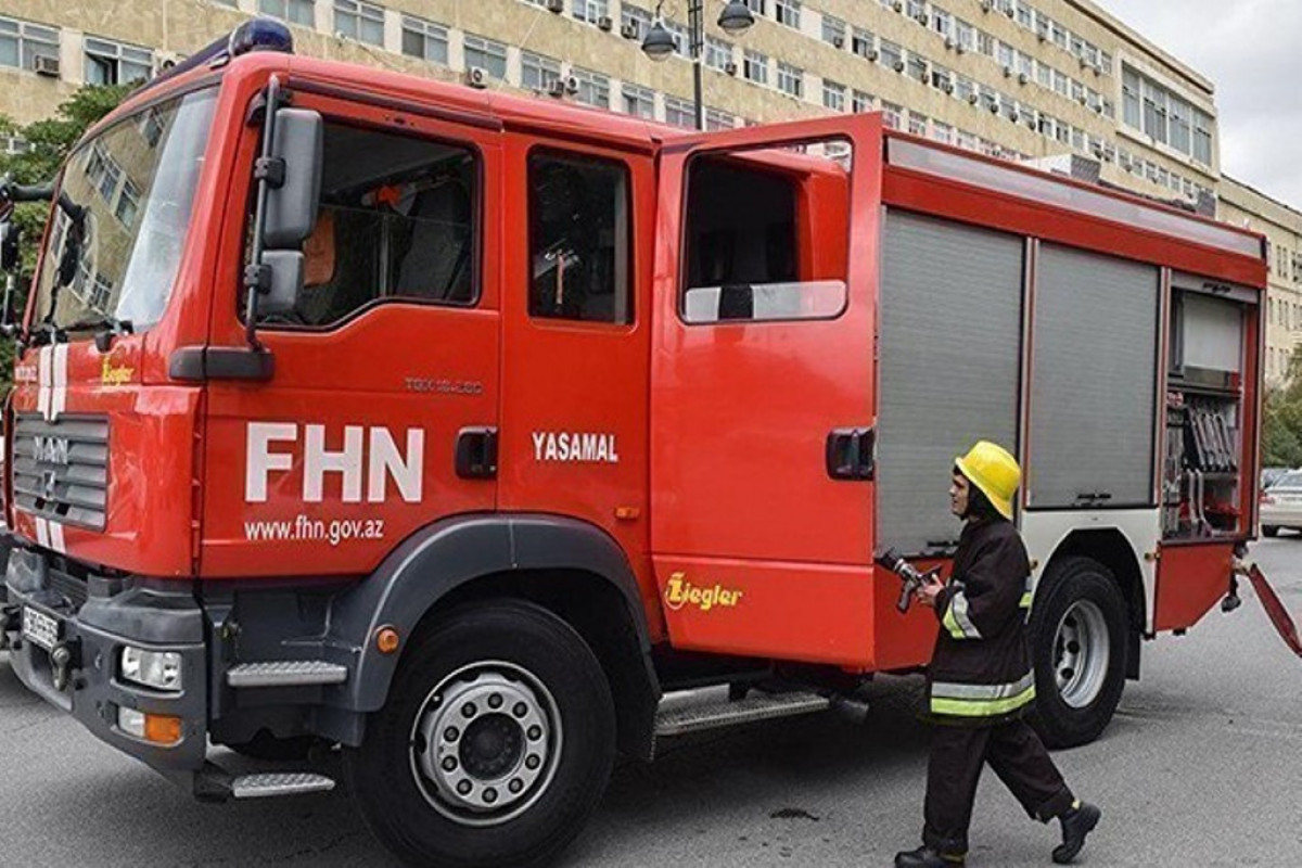 Bakıda çoxmərtəbəli yaşayış binasında yanğın olub, 15 nəfər təxliyə edilib