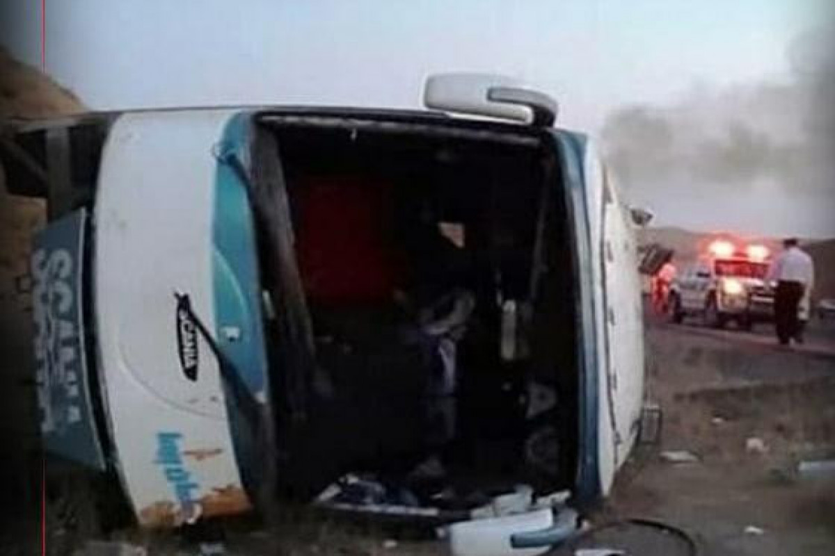 İranda mədən işçilərini daşıyan avtobus aşıb, 29 nəfər yaralanıb