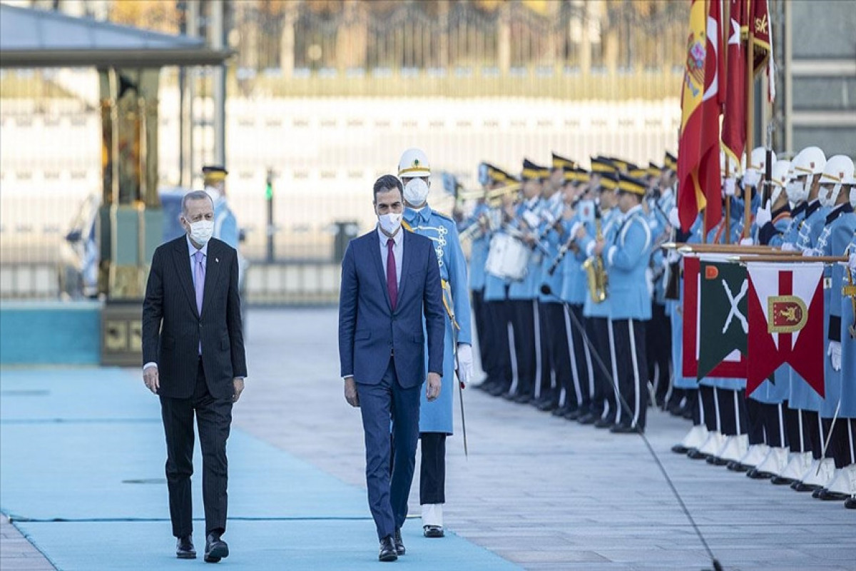 Премьер-министр Испании Педро Санчес прибыл с визитом в Турцию