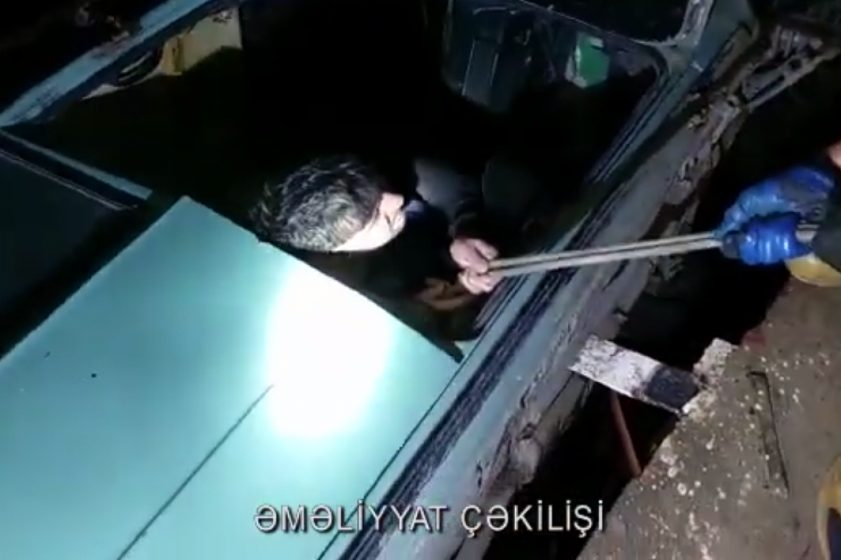 FHN: Şəmkirdə körpüdən asılı qalan avtomobildəki sürücü xilas edilib - VİDEO 