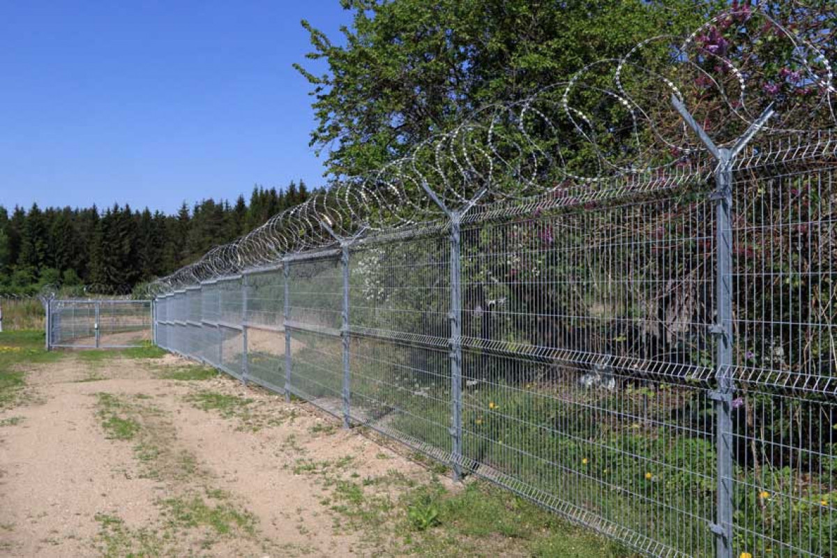 Estonia installing temporary fence along border with Russia