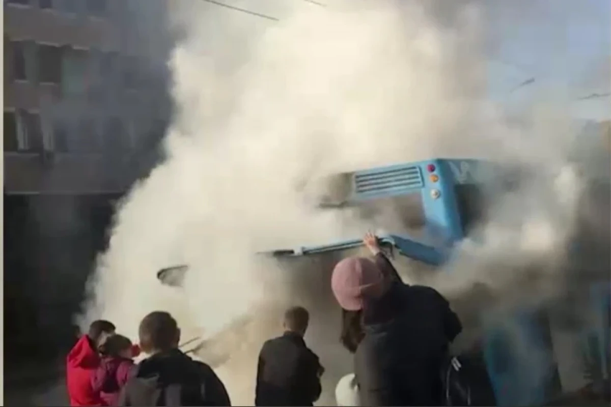 Moskvanın mərkəzində sərnişin avtobusu yanıb - VİDEO 