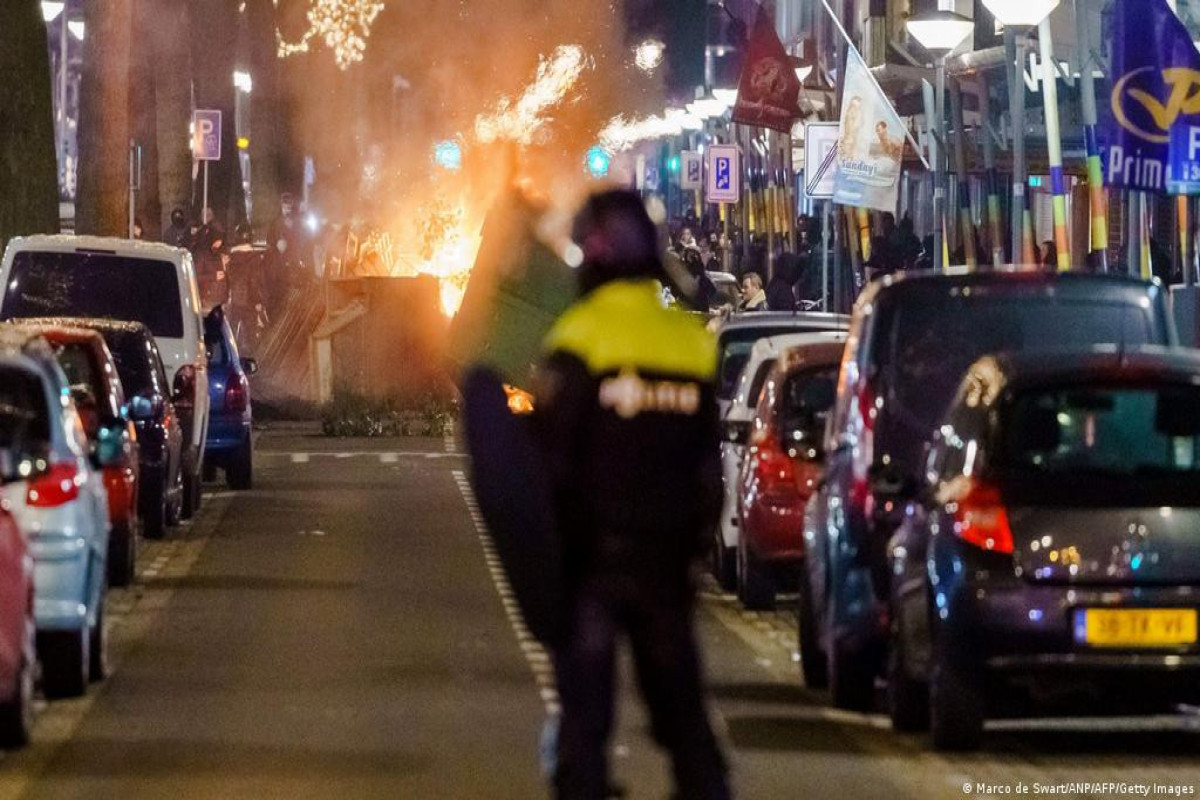 В Нидерландах пять полицейских получили травмы в ходе ночных беспорядков