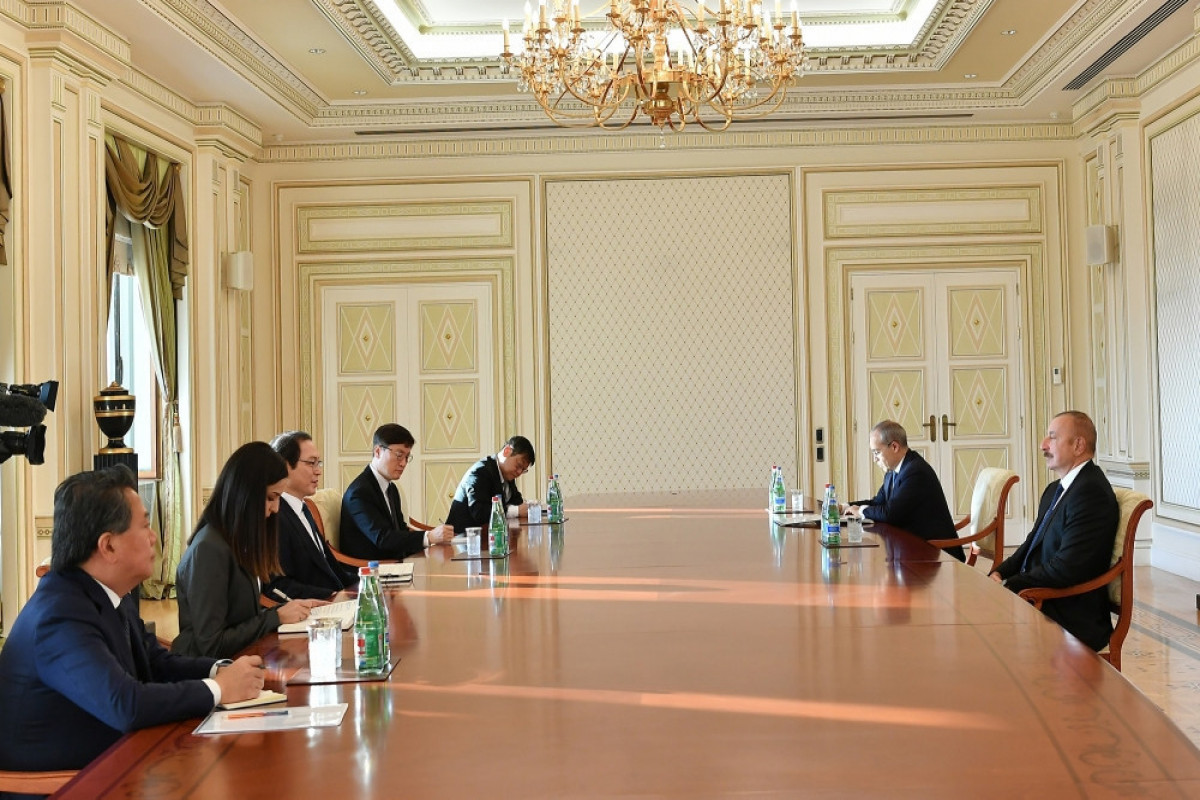 Президент Ильхам Алиев принял председателя Комитета северного экономического сотрудничества при Президенте Кореи