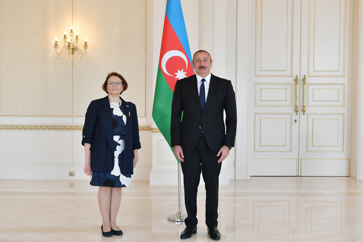 Kirsti Narine, Prezident İlham Əliyev