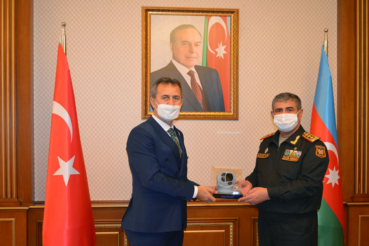 Министр обороны встретился с председателем правления компании ASELSAN