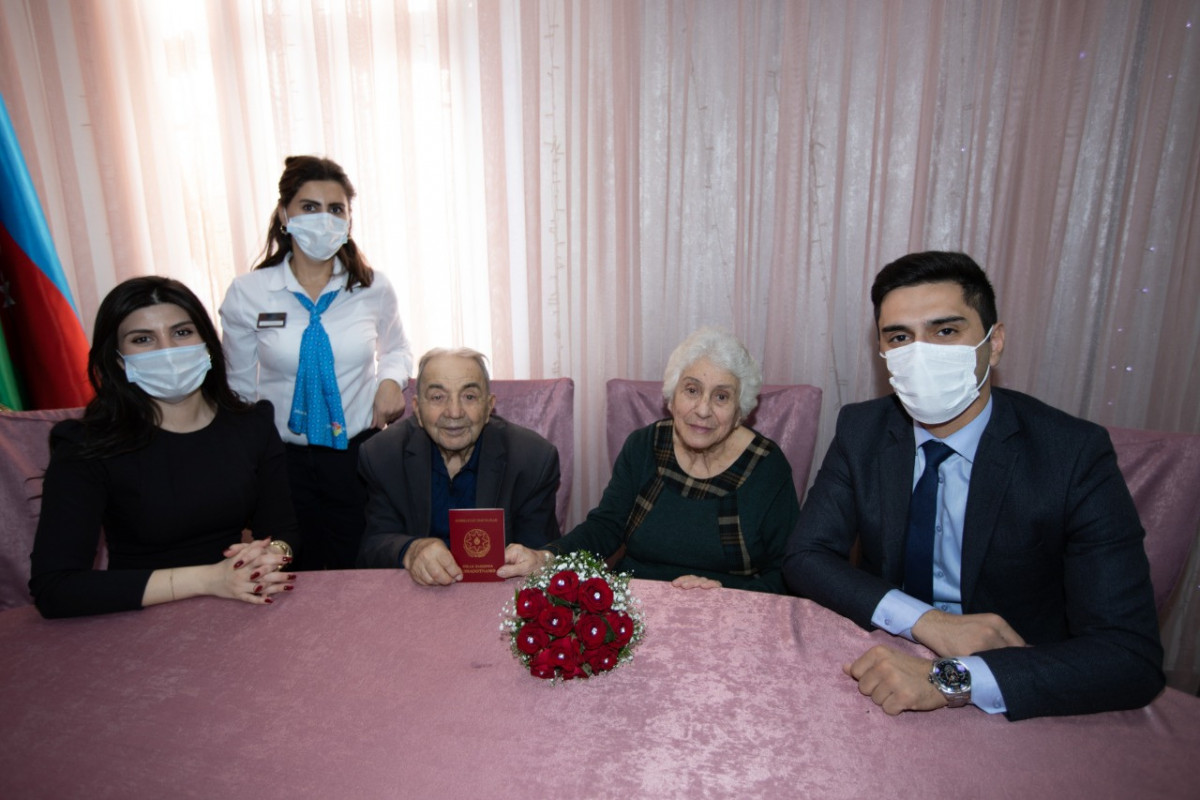Bakıda 87 yaşlı kişi 78 yaşlı qadınla ailə qurub - FOTO 