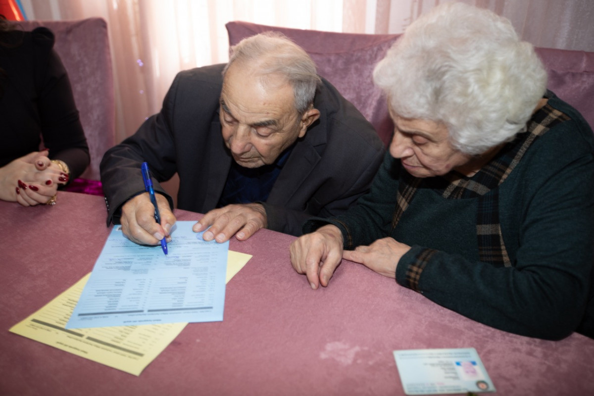 Bakıda 87 yaşlı kişi 78 yaşlı qadınla ailə qurub - FOTO 