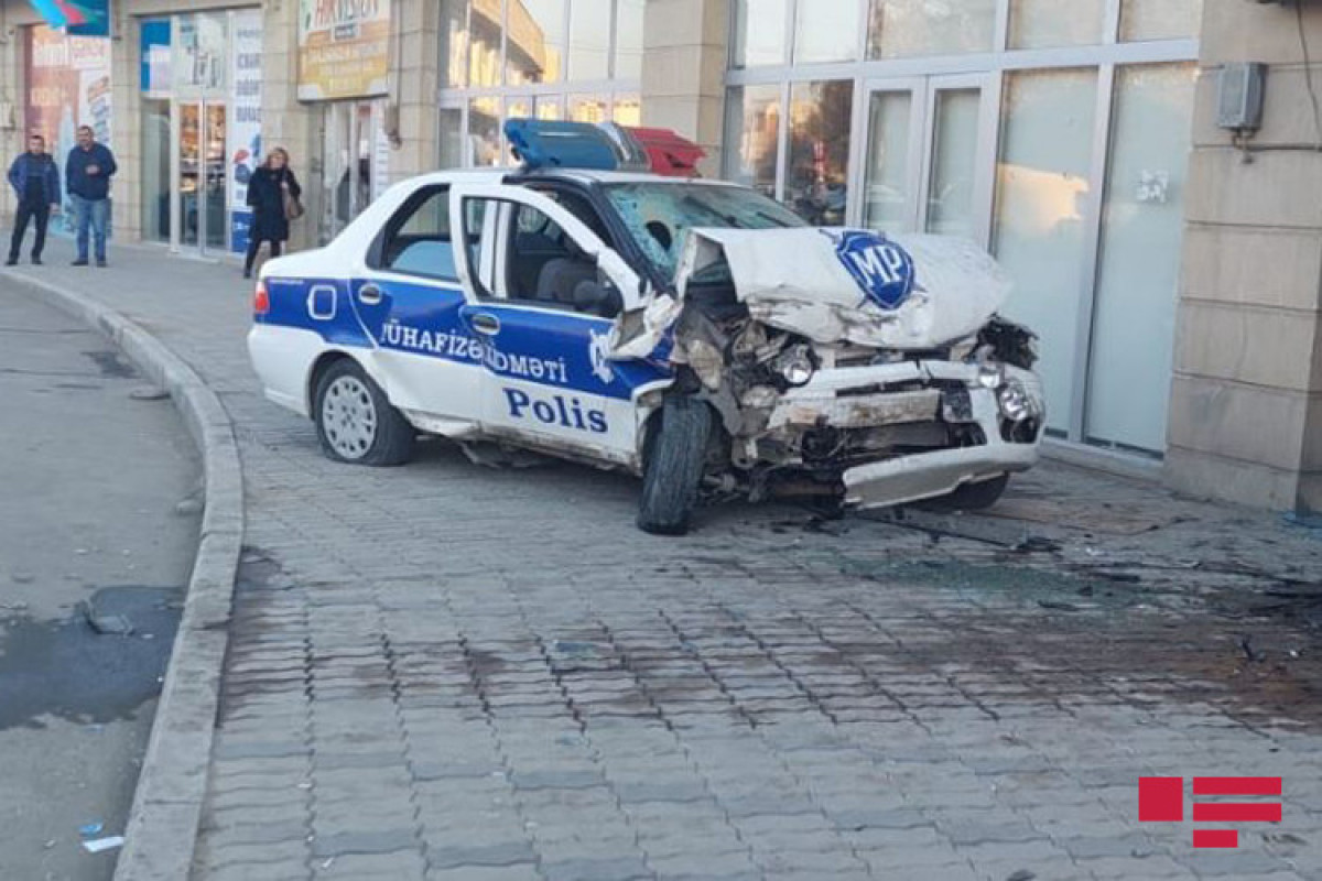 Gəncədə polis maşını mağazaya girib, bir nəfər ölüb - VİDEO 