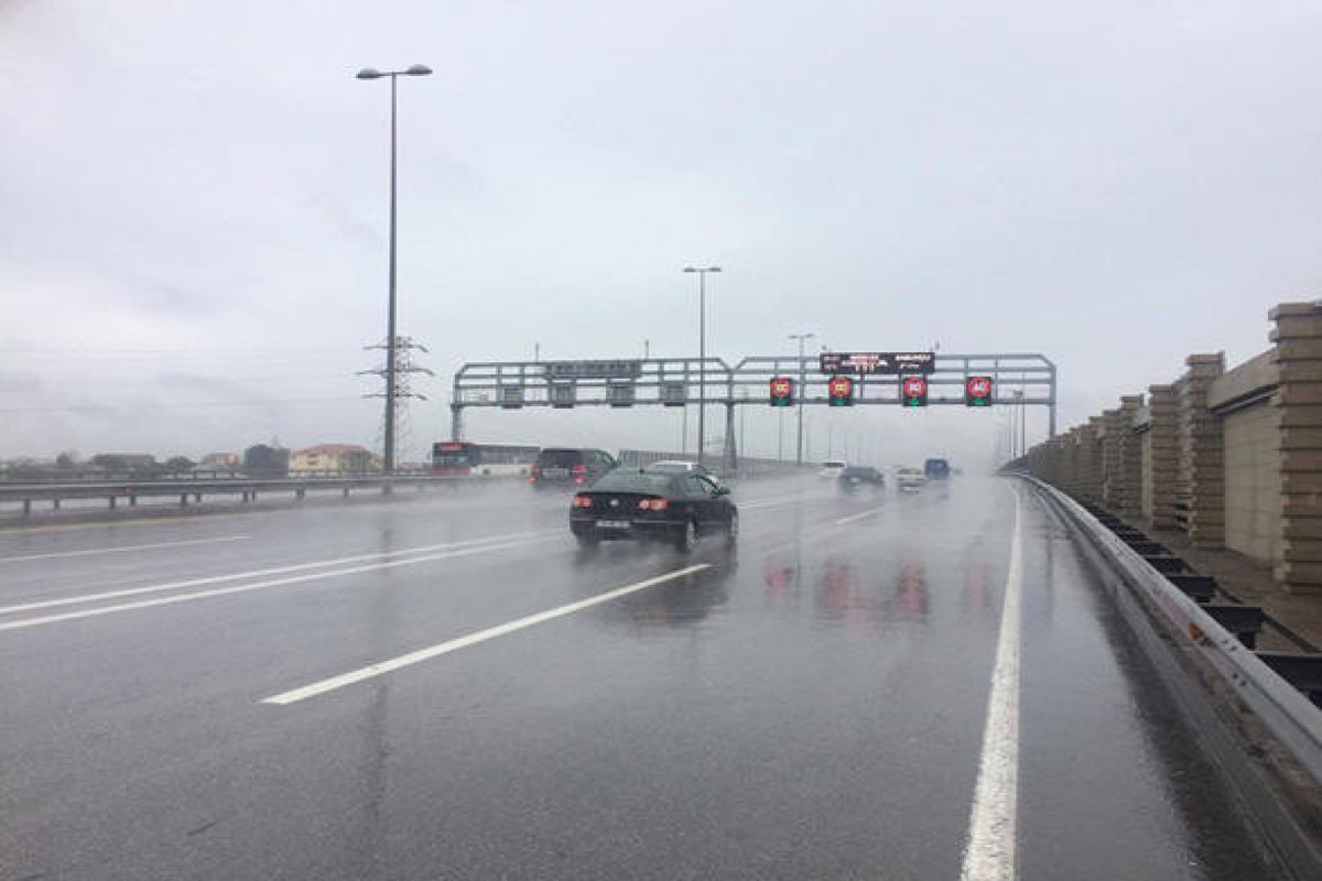 В связи с погодой на основных магистралях Баку снижен предел скорости