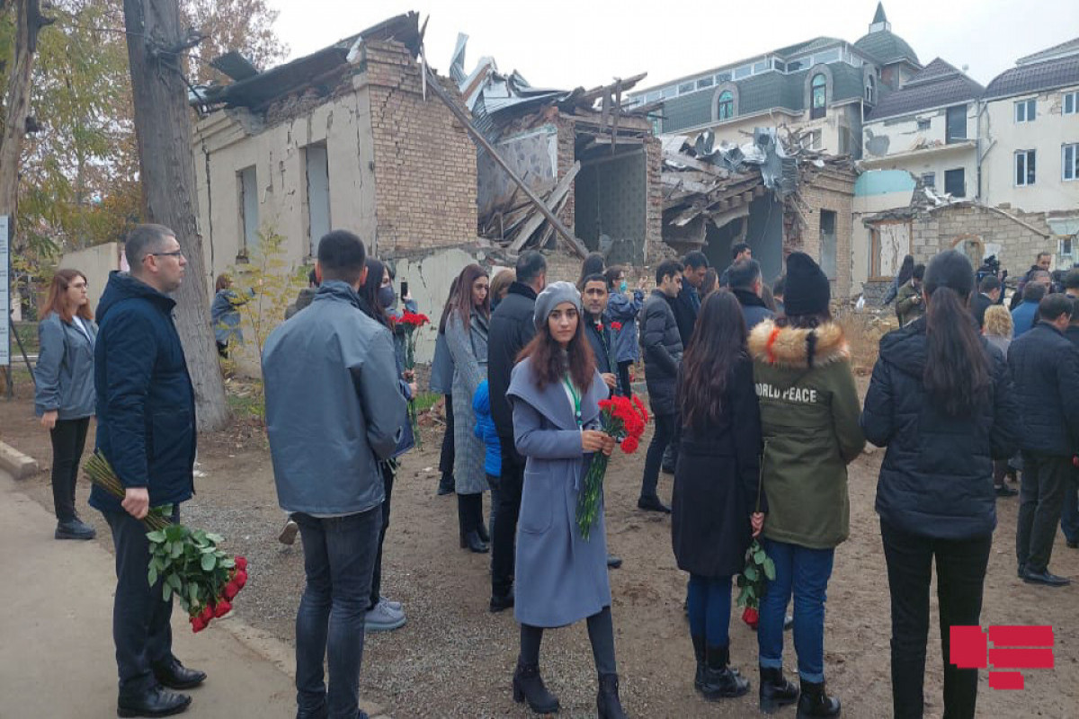 Делегация МИД посетила в Гяндже территорию, подвергшуюся ракетному обстрелу со стороны Армении